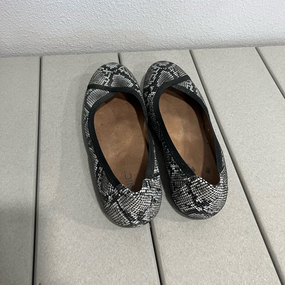 Vionic Flats Size 9 - Picture 6 of 7